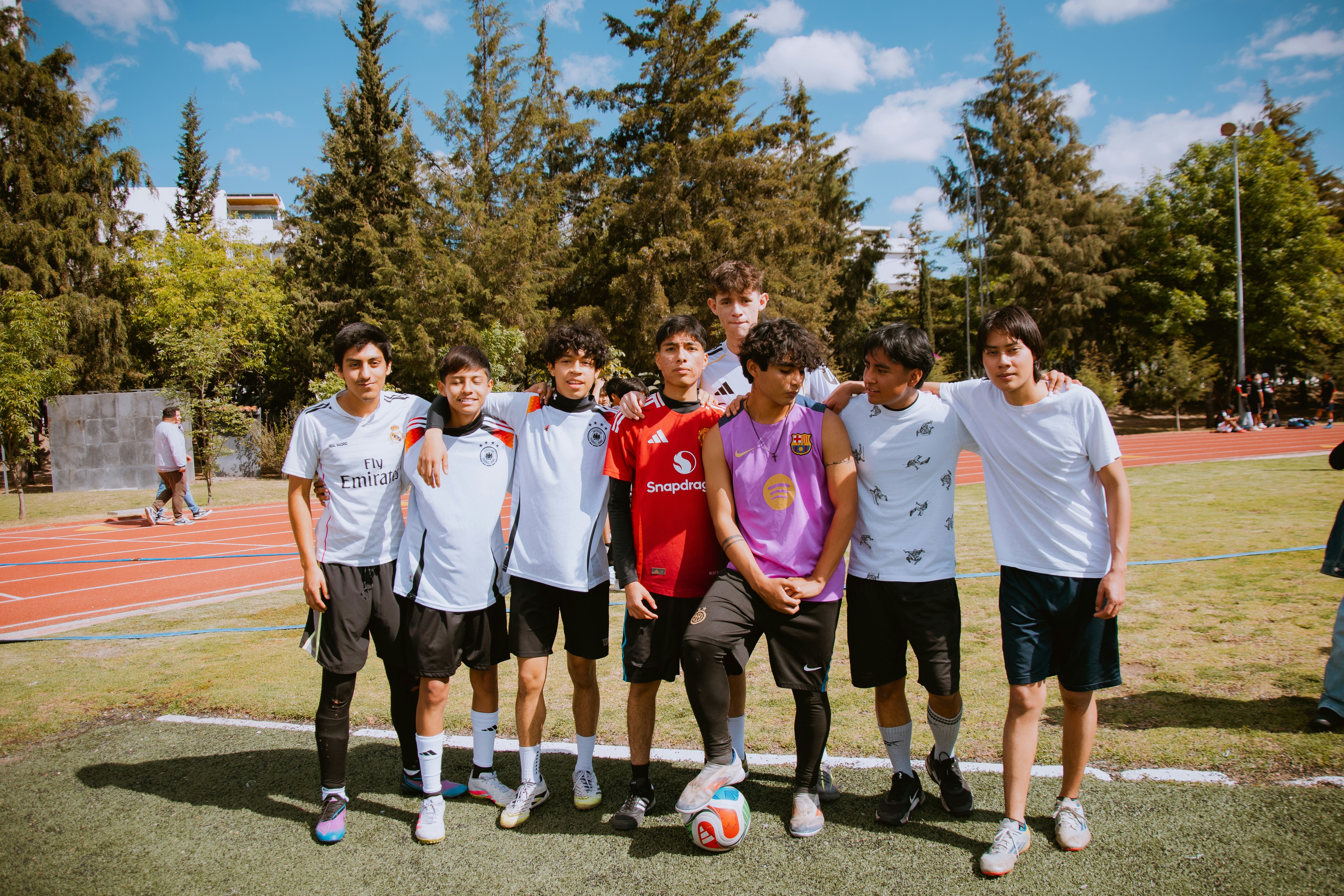 足坛一夜动态：曼城豪取19连胜，巴萨逆转马竞，纽卡热刺互相伤害