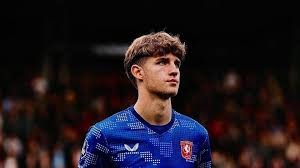 多位小球迷为詹皇唱生日歌 美媒晒13数据赞GOAT 统治最年轻最年长