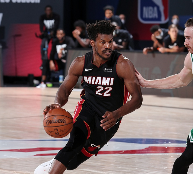 展示了他在 展示了他在